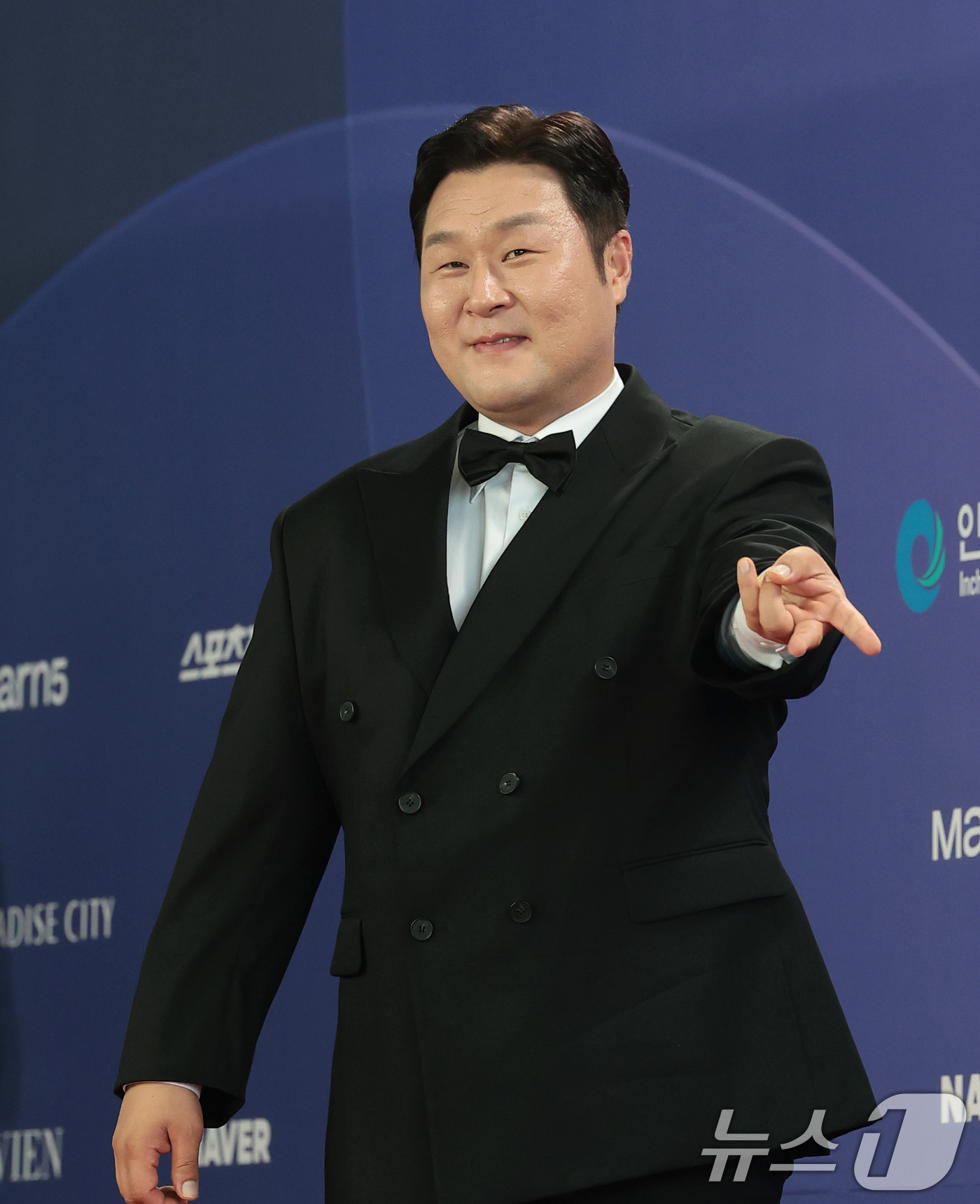 (인천=뉴스1) 권현진 기자 = 배우 윤경호가 31일 인천 중구 파라다이스시티에서 열린 ‘제4회 청룡시리즈어워즈’에 레드카펫 행사에 참석해 포즈를 취하고 있다. 2026.8.1/뉴 …