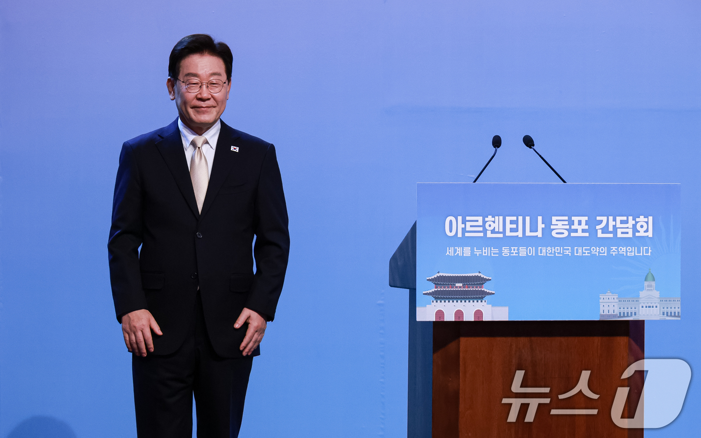 (부에노스아이레스(아르헨티나)=뉴스1) 허경 기자 = 이재명 대통령이 31일(현지시간) 아르헨티나 부에노스아이레스 한 호텔에서 열린 동포 만찬간담회에서 발언을 마친 후 인사하고 있 …