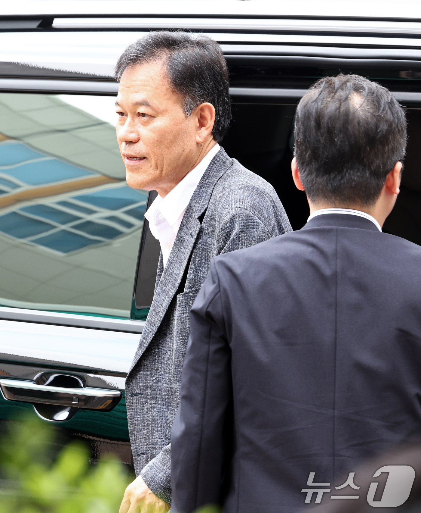(과천=뉴스1) 최지환 기자 = 직권남용권리행사방해 혐의를 받는 윤한홍 국민의힘 의원이 1일 경기 과천시 2차 종합특검 사무실에 피의자 신분으로 출석하고 있다.윤석열 정부 청와대 …