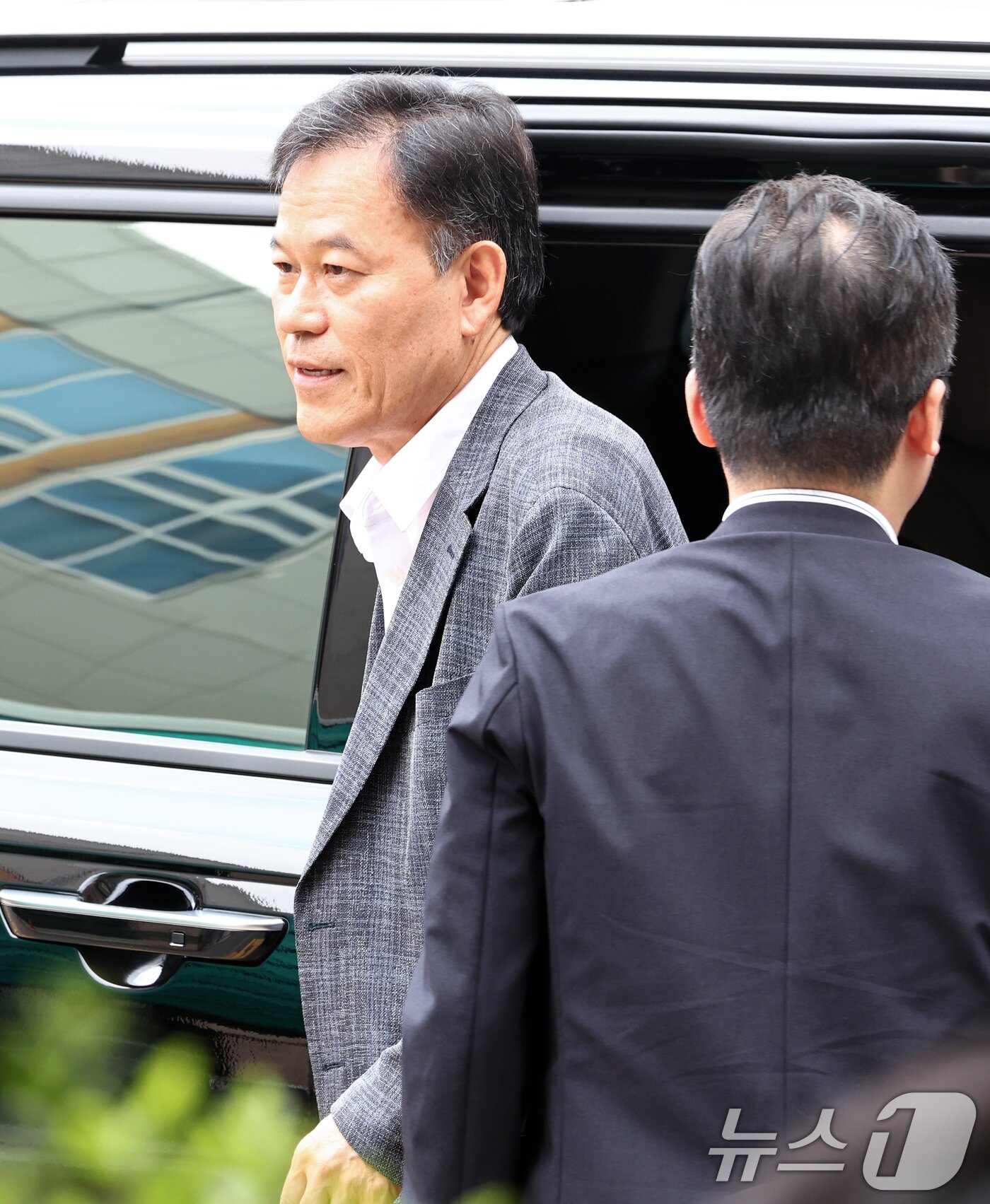 본문 이미지 - 직권남용권리행사방해 혐의를 받는 윤한홍 국민의힘 의원이 1일 경기 과천시 2차 종합특검 사무실에 피의자 신분으로 출석하고 있다.2026.8.1 ⓒ 뉴스1 최지환 기자