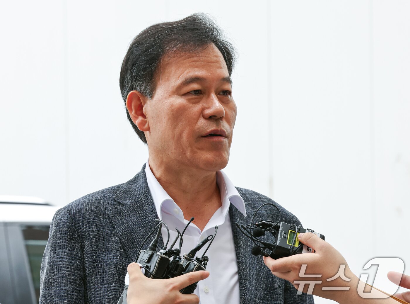 본문 이미지 - 직권남용권리행사방해 혐의를 받는 윤한홍 국민의힘 의원이 1일 경기 과천시 2차 종합특검 사무실에 피의자 신분으로 출석하며 취재진 질문에 답변하고 있다. 2026.8.1 ⓒ 뉴스1 최지환 기자