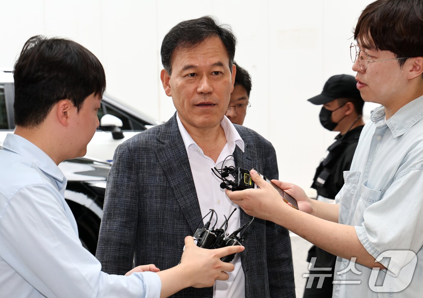 본문 이미지 - 직권남용권리행사방해 혐의를 받는 윤한홍 국민의힘 의원이 1일 경기 과천시 2차 종합특검 사무실에 피의자 신분으로 출석하고 있다.  2026.8.1 ⓒ 뉴스1 최지환 기자