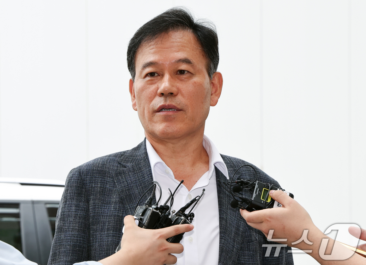 (과천=뉴스1) 최지환 기자 = 직권남용권리행사방해 혐의를 받는 윤한홍 국민의힘 의원이 1일 경기 과천시 2차 종합특검 사무실에 피의자 신분으로 출석하며 취채진 질문에 답변하고 있 …