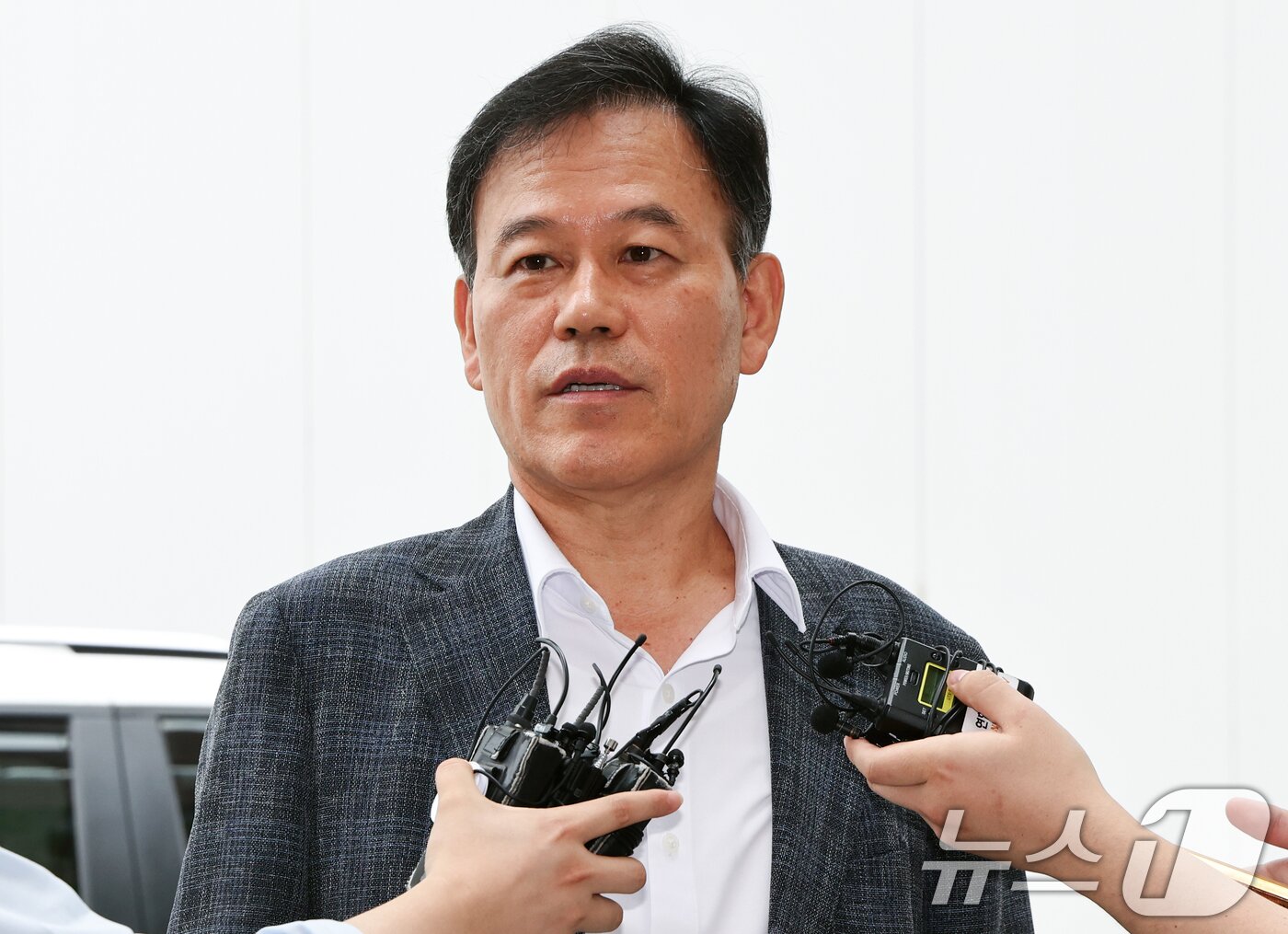 본문 이미지 - 직권남용권리행사방해 혐의를 받는 윤한홍 국민의힘 의원이 1일 경기 과천시 2차 종합특검 사무실에 피의자 신분으로 출석하며 취채진 질문에 답변하고 있다. 2026.8.1 ⓒ 뉴스1 최지환 기자