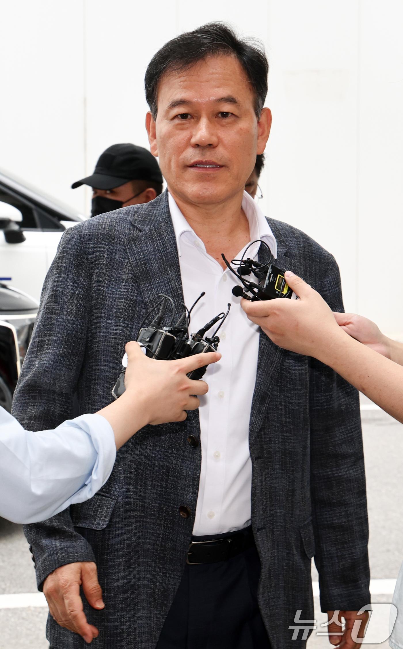 (과천=뉴스1) 최지환 기자 = 직권남용권리행사방해 혐의를 받는 윤한홍 국민의힘 의원이 1일 경기 과천시 2차 종합특검 사무실에 피의자 신분으로 출석하며 취채진 질문에 답변하고 있 …