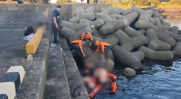 제주 바다에 뛰어들었다가…40·50대 남성 5명 구조