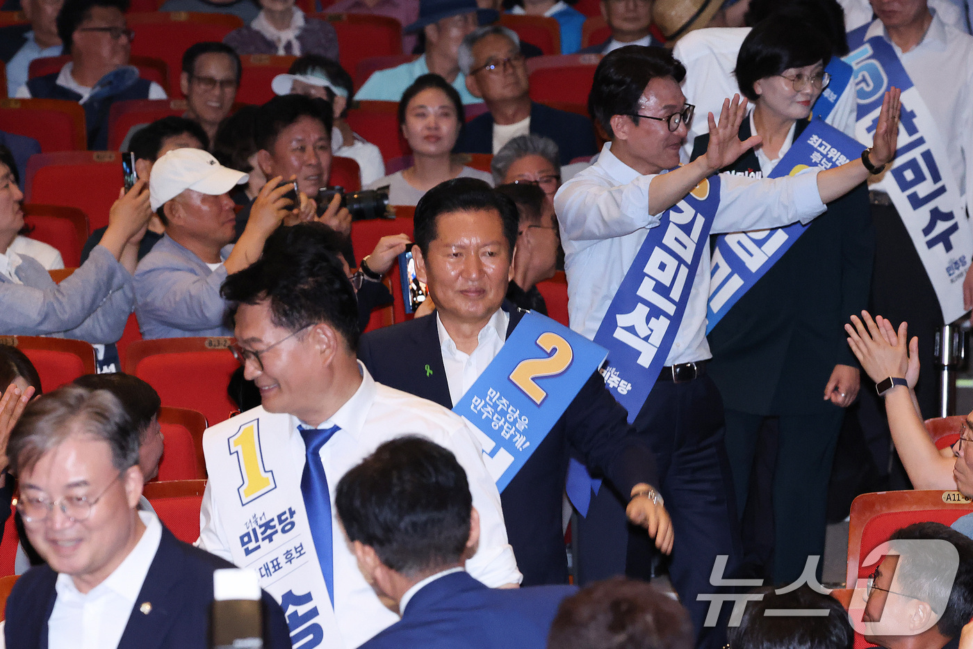 (청주=뉴스1) 신웅수 기자 = 더불어민주당 당권 주자인 송영길(왼쪽부터), 정청래, 김민석 의원이 1일 충북 청주시 CJB미디어센터에서 열린 당대표·최고위원 합동연설회에 참석하고 …
