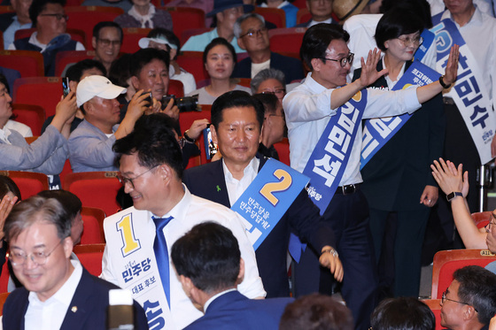 당원들에게 인사하는 당권 주자들