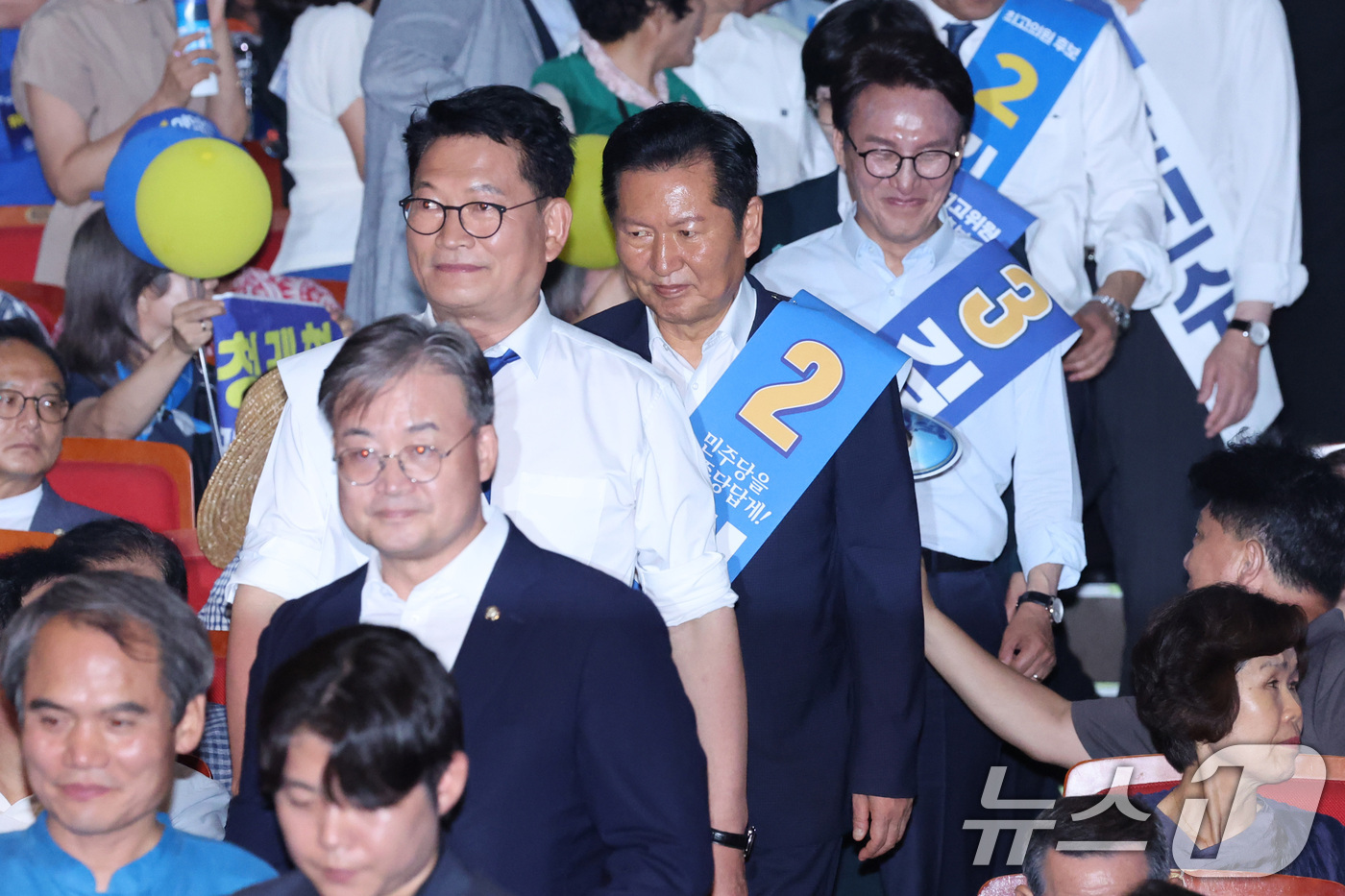 (청주=뉴스1) 신웅수 기자 = 더불어민주당 당권 주자인 송영길(왼쪽부터), 정청래, 김민석 의원이 1일 충북 청주시 CJB미디어센터에서 열린 당대표·최고위원 합동연설회에 참석하고 …