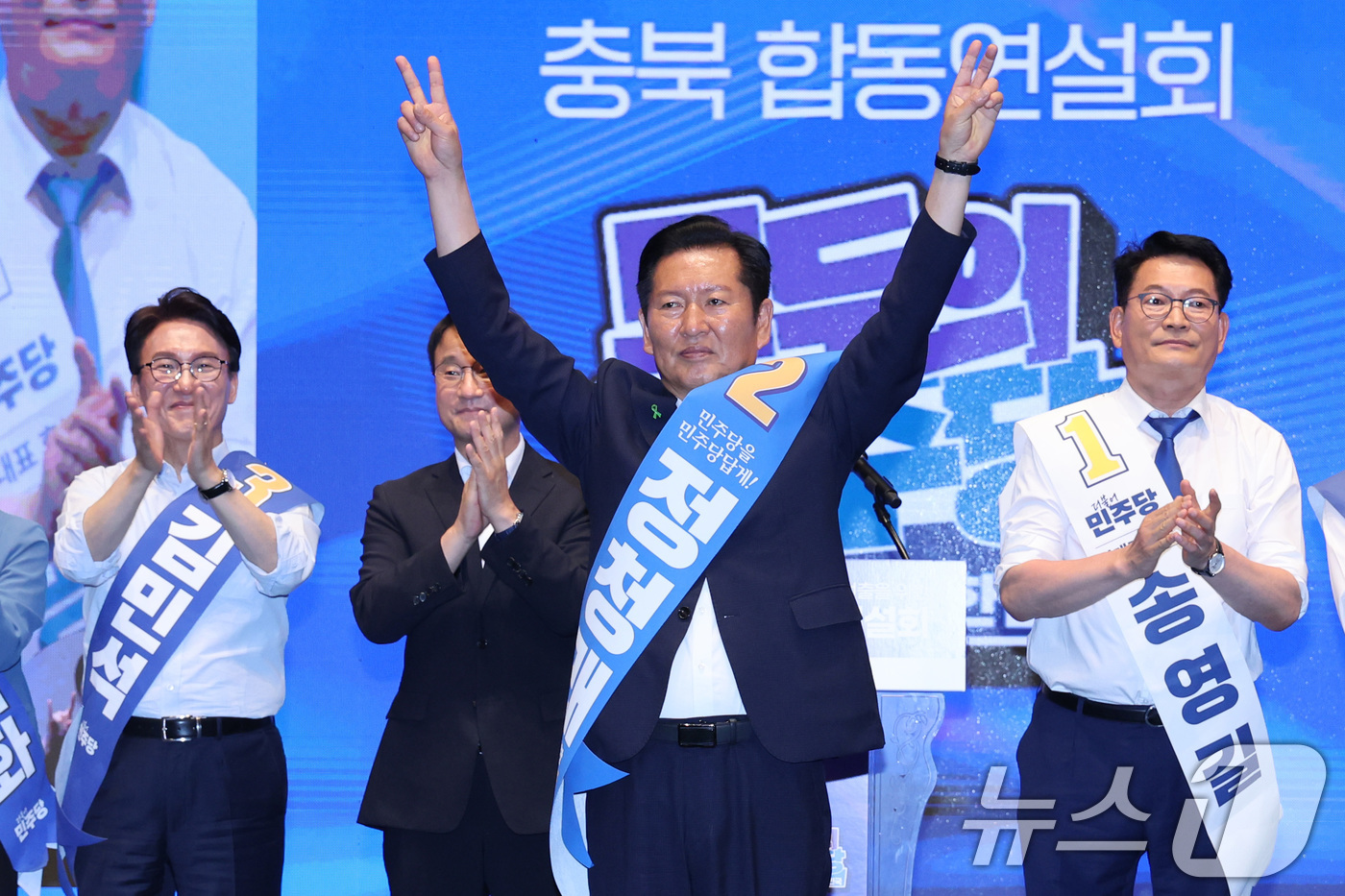 (청주=뉴스1) 신웅수 기자 = 더불어민주당 당권 주자인 정청래 의원이 1일 충북 청주시 CJB미디어센터에서 열린 당대표·최고위원 합동연설회에서 당원들에게 인사하고 있다. 2026 …