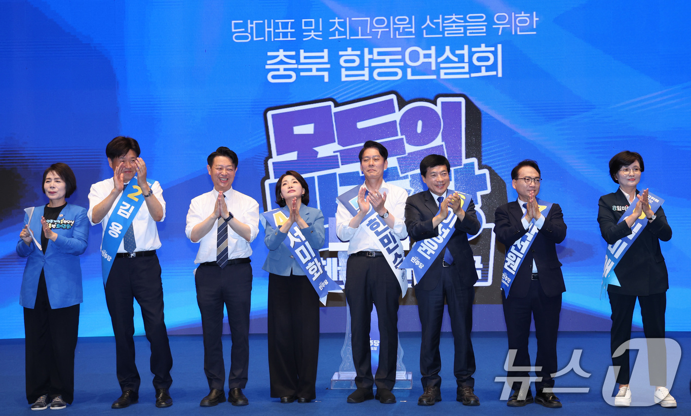 (청주=뉴스1) 신웅수 기자 = 최민희(왼쪽부터), 김용, 김영호, 서미화, 한민수, 이성윤, 박선원, 임미애 더불어민주당 최고위원 후보가 1일 충북 청주시 CJB미디어센터에서 열 …