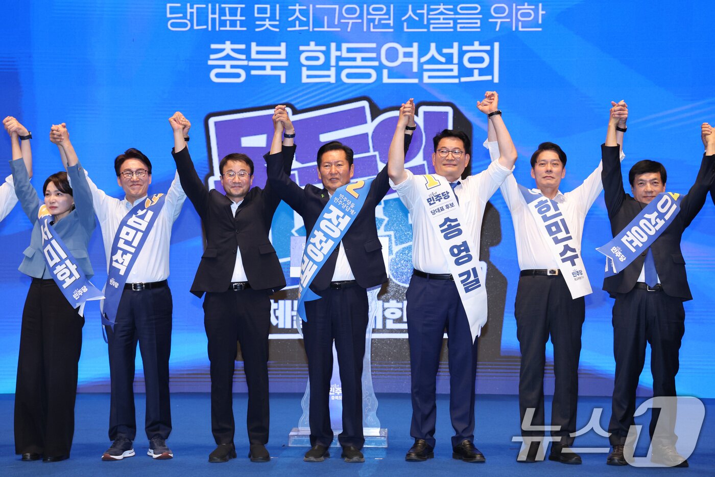 본문 이미지 - 한병도 더불어민주당 대표 직무대행 겸 원내대표가 1일 충북 청주시 CJB미디어센터에서 열린 당대표·최고위원 합동연설회에서 후보들과 기념 촬영을 하고 있다. 왼쪽부터 서미화 최고위원 후보, 김민석 당대표 후보, 한 직무대행, 정청래·송영길 당대표 후보, 한민수·이성윤 후보. 2026.8.1 ⓒ 뉴스1 신웅수 기자
