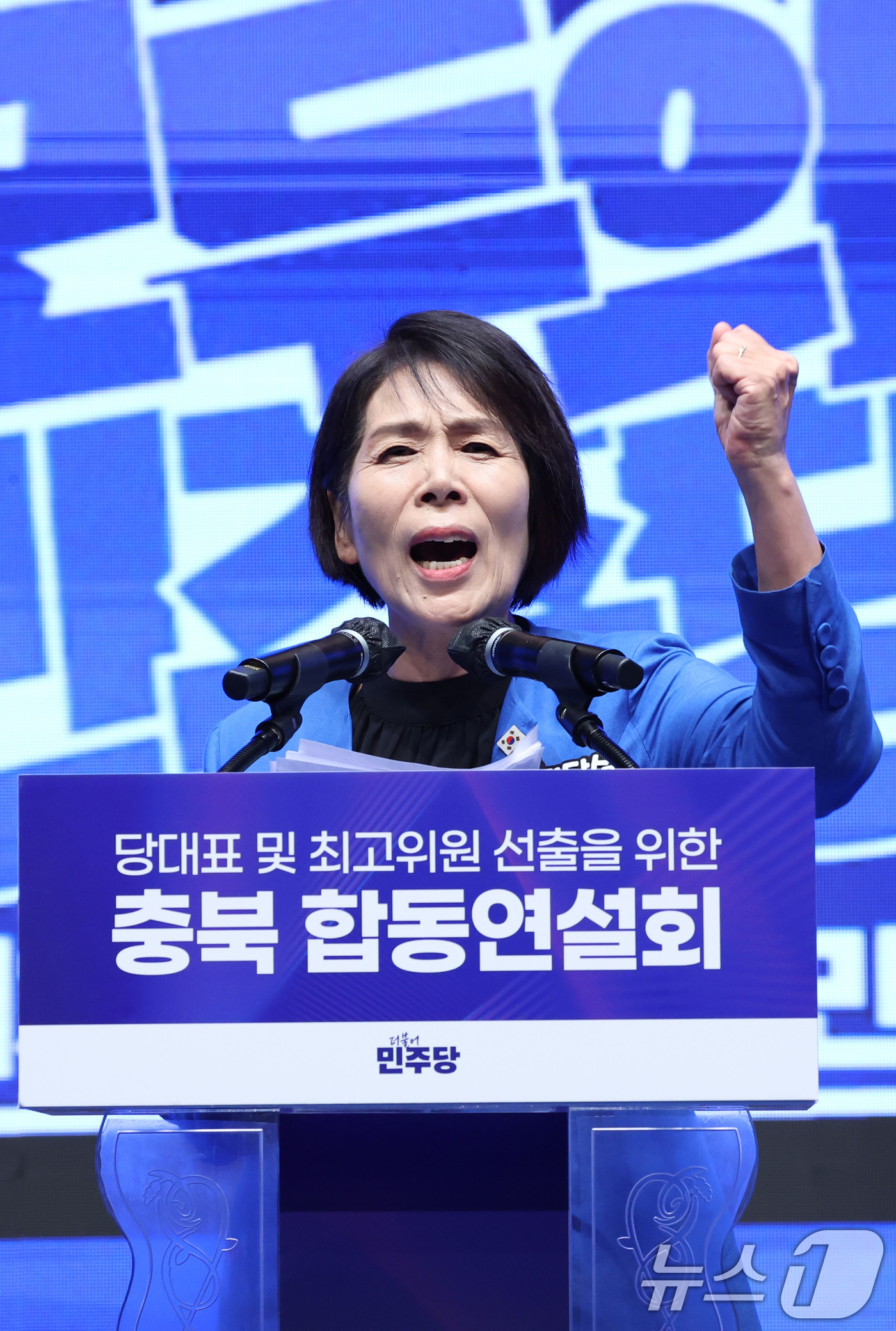 (청주=뉴스1) 신웅수 기자 = 최민희 더불어민주당 최고위원 후보가 1일 충북 청주시 CJB미디어센터에서 열린 당대표·최고위원 합동연설회에서 정견 발표를 하고 있다. 2026.8. …