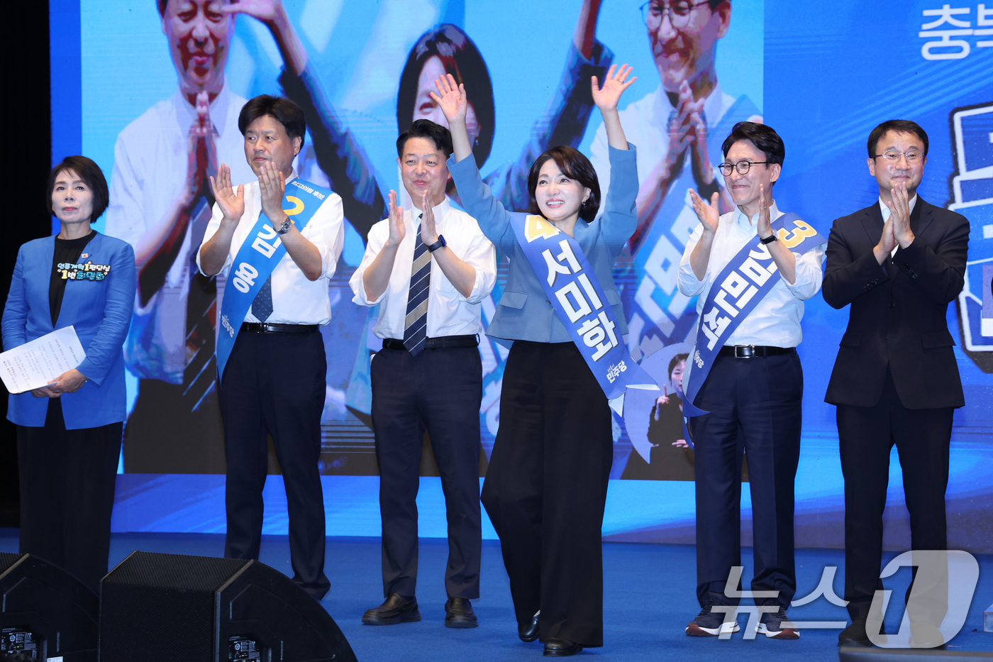 (청주=뉴스1) 신웅수 기자 = 서미화 더불어민주당 최고위원 후보가 1일 충북 청주시 CJB미디어센터에서 열린 당대표·최고위원 합동연설회에서 당원들에게 인사하고 있다. 2026.8 …