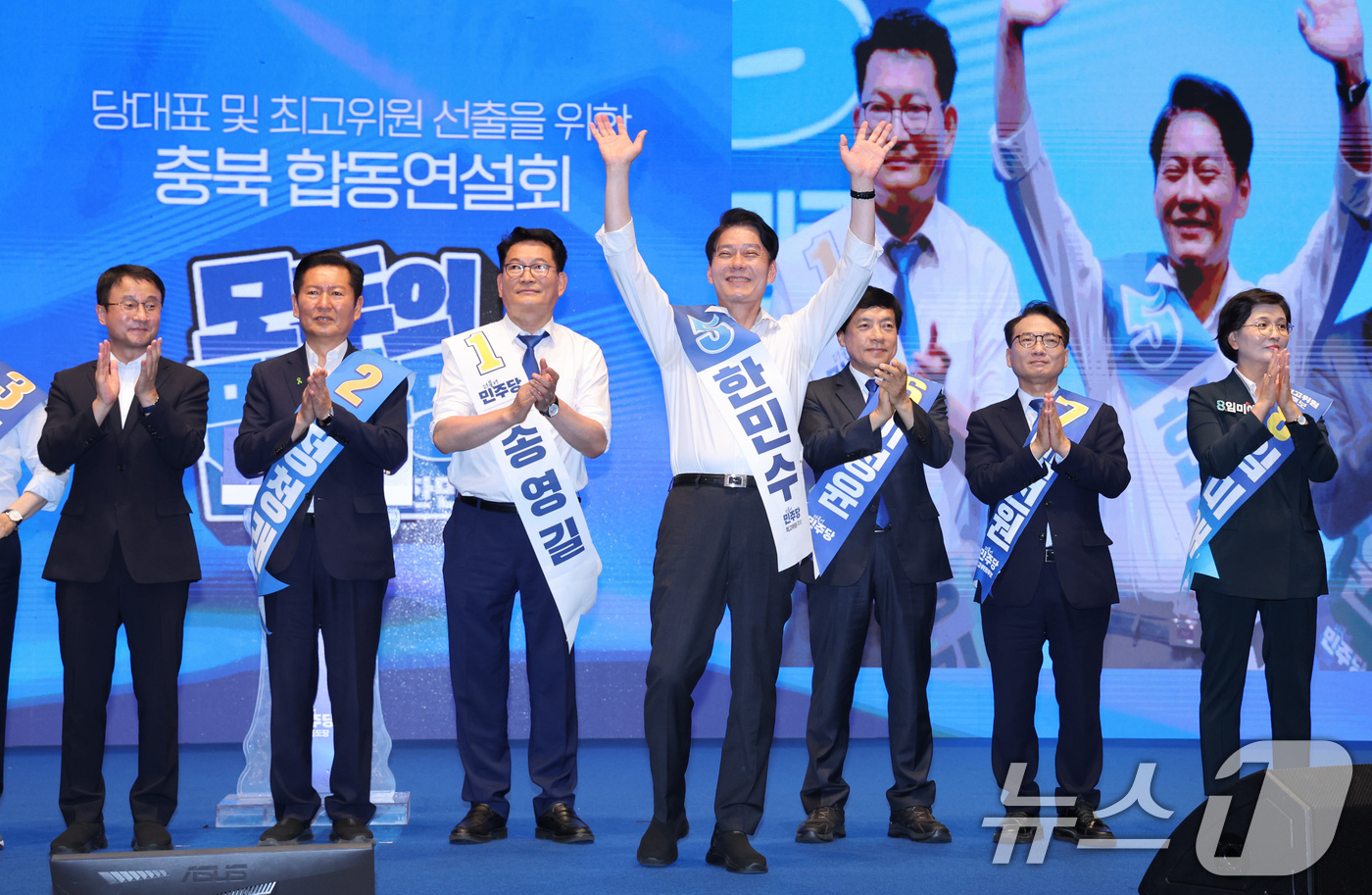 (청주=뉴스1) 신웅수 기자 = 한민수 더불어민주당 최고위원 후보가 1일 충북 청주시 CJB미디어센터에서 열린 당대표·최고위원 합동연설회에서 당원들에게 인사하고 있다. 2026.8 …