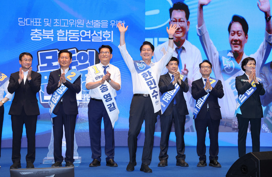 인사하는 한민수 최고위원 후보