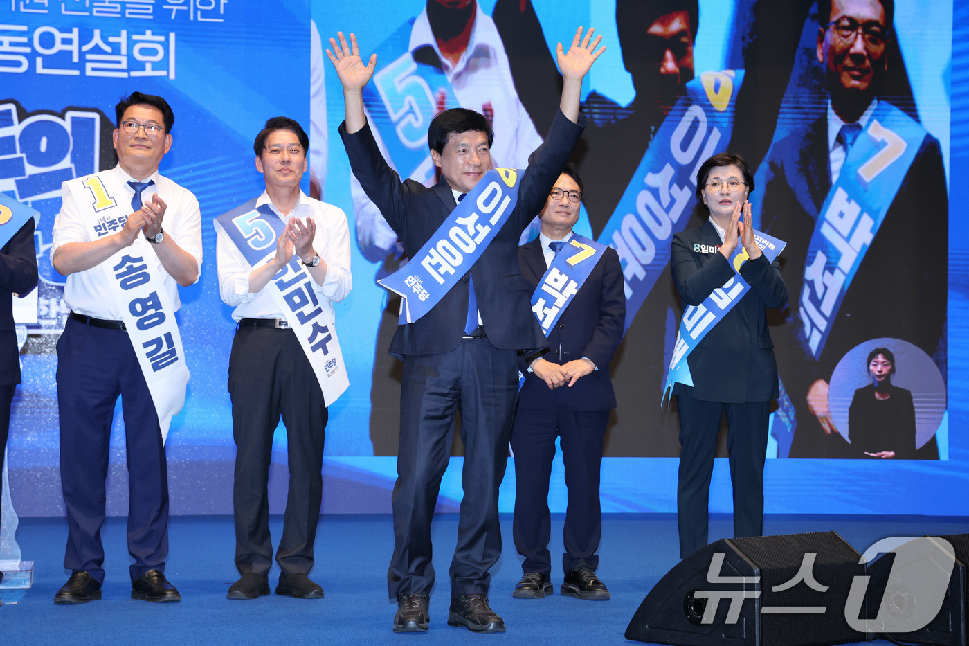 (청주=뉴스1) 신웅수 기자 = 이성윤 더불어민주당 최고위원 후보가 1일 충북 청주시 CJB미디어센터에서 열린 당대표·최고위원 합동연설회에서 당원들에게 인사하고 있다. 2026.8 …