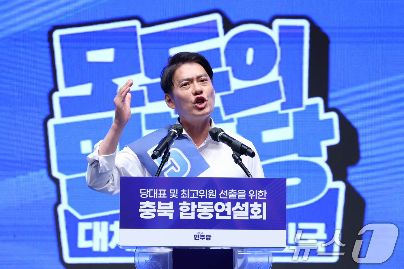 (청주=뉴스1) 신웅수 기자 = 한민수 더불어민주당 최고위원 후보가 1일 충북 청주시 CJB미디어센터에서 열린 당대표·최고위원 합동연설회에서 정견 발표를 하고 있다. 2026.8. …