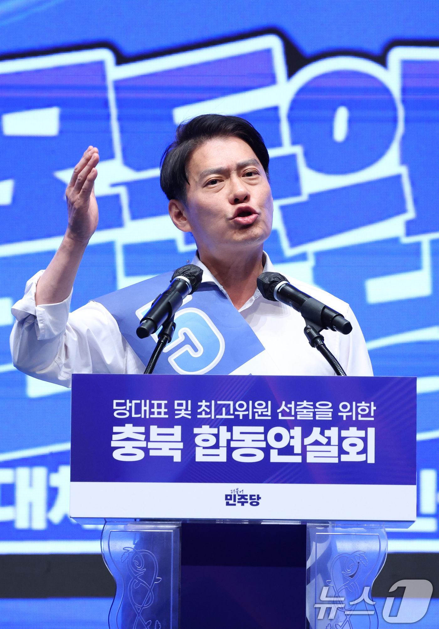 (청주=뉴스1) 신웅수 기자 = 한민수 더불어민주당 최고위원 후보가 1일 충북 청주시 CJB미디어센터에서 열린 당대표·최고위원 합동연설회에서 정견 발표를 하고 있다. 2026.8. …
