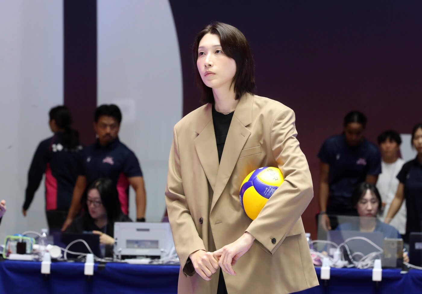 본문 이미지 - 김연경이 1일 제주 한라체육관에서 열린 2026 제주 한중일 여자배구 탑클럽 슈퍼매치 개막전에서 시구자로 나섰다. (KBSN 제공)