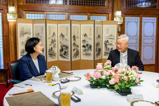 韓총리, 유흥식 추기경과 오찬…"청년 희망·한반도 평화 함께 모색"