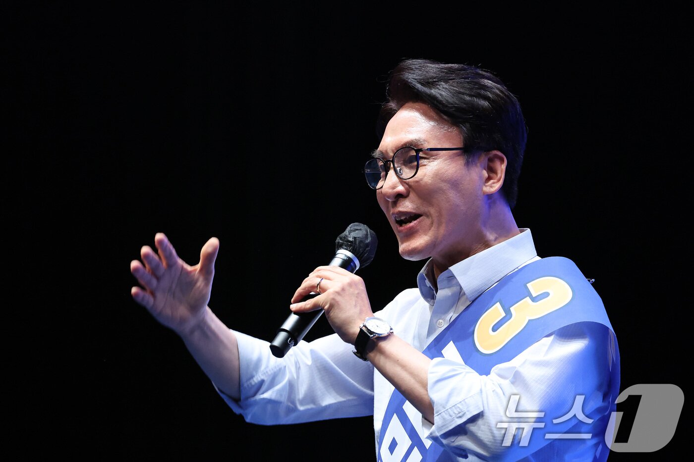 본문 이미지 - 더불어민주당 당권 주자인 김민석 의원이 1일 충북 청주시 CJB미디어센터에서 열린 당대표·최고위원 합동연설회에서 정견 발표를 하고 있다. 2026.8.1 ⓒ 뉴스1 신웅수 기자