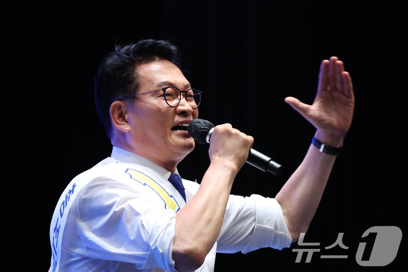 본문 이미지 - 더불어민주당 당권 주자인 송영길 의원이 1일 충북 청주시 CJB미디어센터에서 열린 당대표·최고위원 합동연설회에서 정견 발표를 하고 있다. 2026.8.1 ⓒ 뉴스1 신웅수 기자