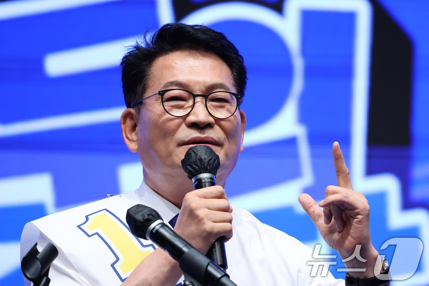 (청주=뉴스1) 신웅수 기자 = 더불어민주당 당권 주자인 송영길 의원이 1일 충북 청주시 CJB미디어센터에서 열린 당대표·최고위원 합동연설회에서 정견 발표를 하고 있다. 2026. …