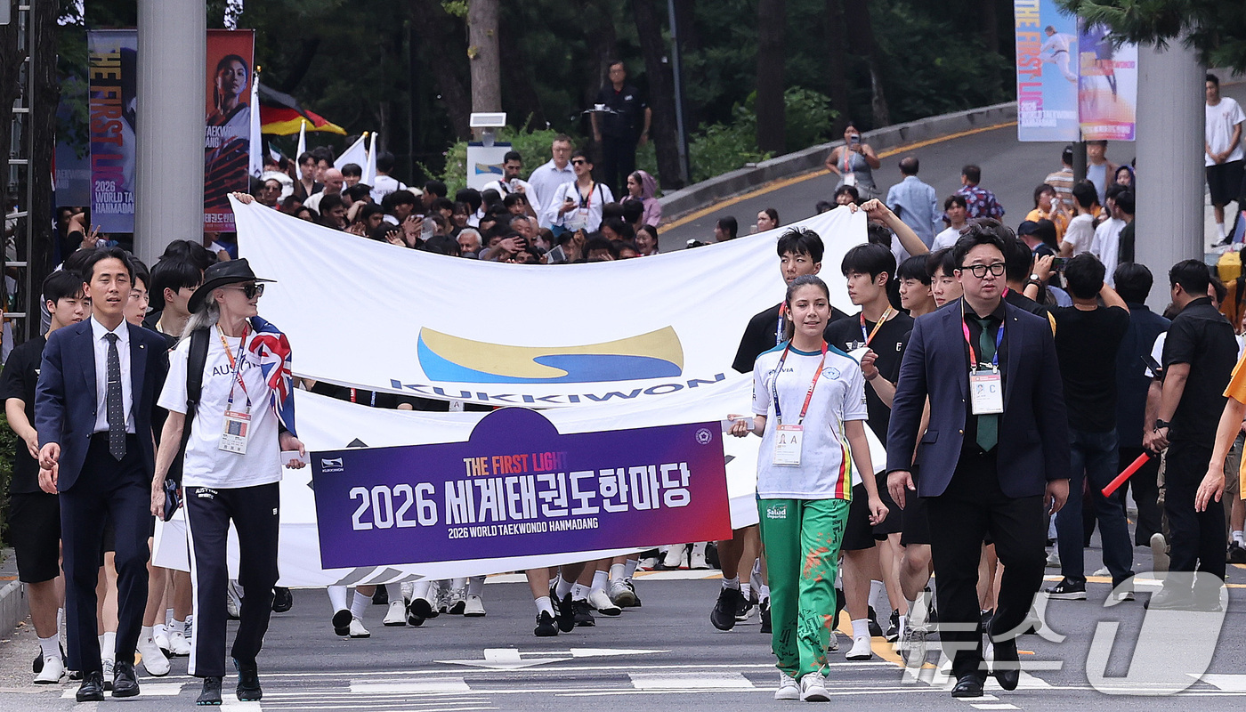 (서울=뉴스1) 박지혜 기자 = 1일 서울 강남구 국기원 일주문 앞에서 열린 ‘2026 세계태권도한마당’ 도심 카니발 퍼레이드에서 참가자들이 행진하고 있다.오는 5일까지 닷새간 열 …