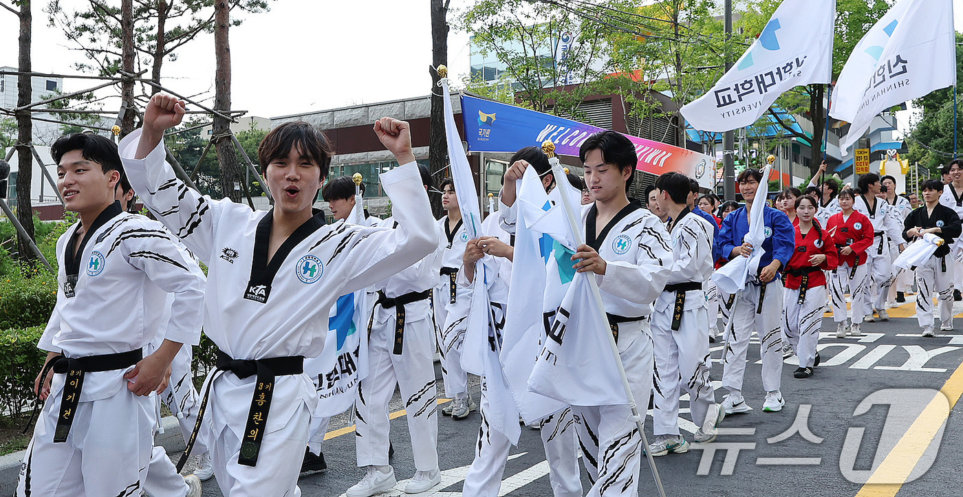 (서울=뉴스1) 박지혜 기자 = 1일 서울 강남구 국기원 일주문 앞에서 열린 ‘2026 세계태권도한마당’ 도심 카니발 퍼레이드에서 참가자들이 행진하고 있다.오는 5일까지 닷새간 열 …