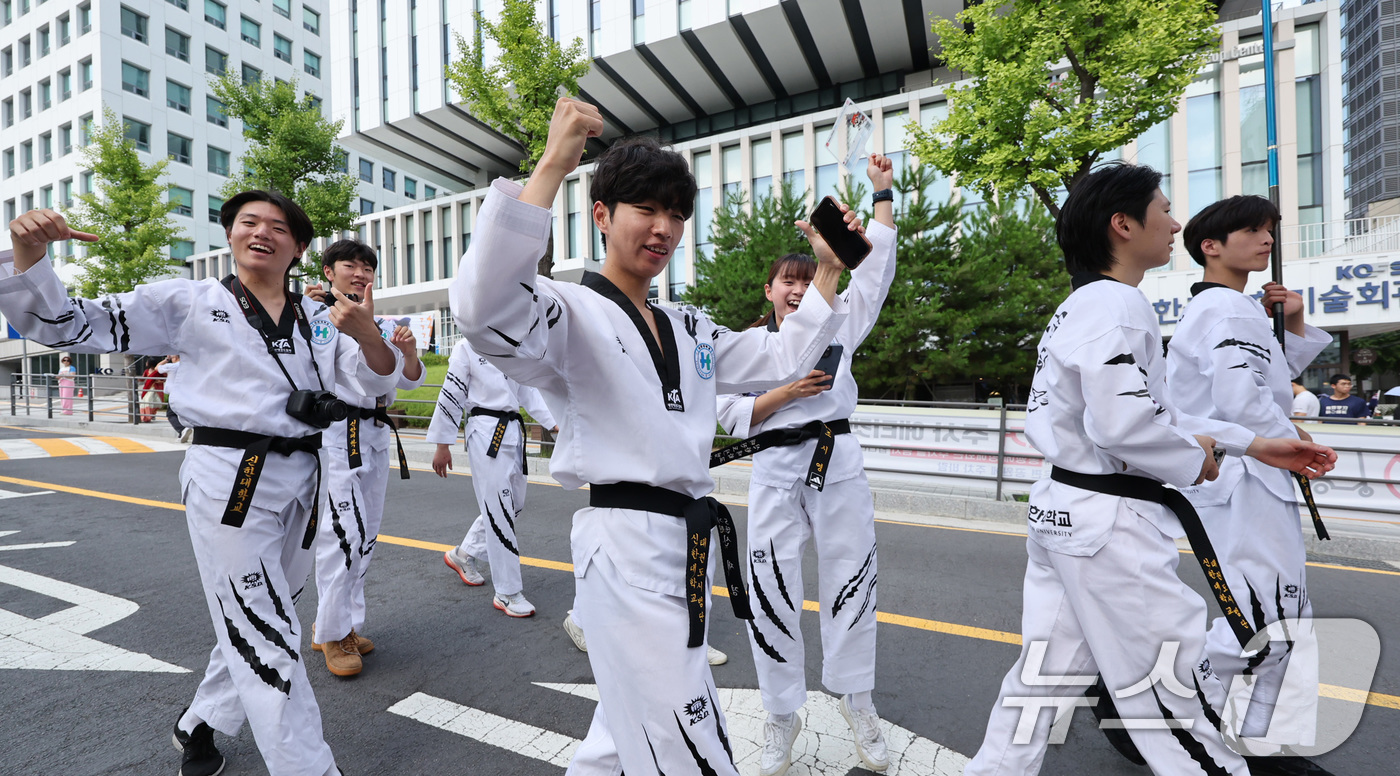 (서울=뉴스1) 박지혜 기자 = 1일 서울 강남구 국기원 일주문 앞에서 열린 ‘2026 세계태권도한마당’ 도심 카니발 퍼레이드에서 참가자들이 행진하고 있다.오는 5일까지 닷새간 열 …