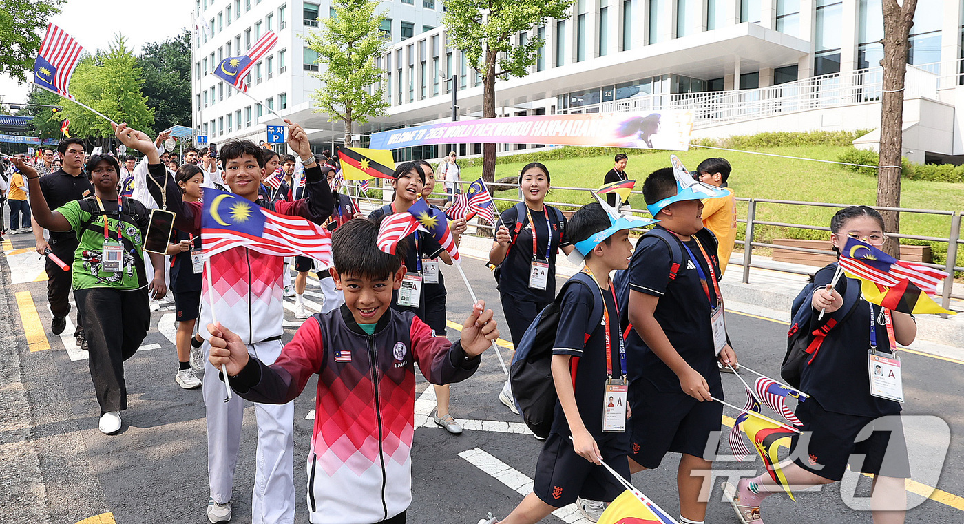 (서울=뉴스1) 박지혜 기자 = 1일 서울 강남구 국기원 일주문 앞에서 열린 ‘2026 세계태권도한마당’ 도심 카니발 퍼레이드에서 참가자들이 행진하고 있다.오는 5일까지 닷새간 열 …