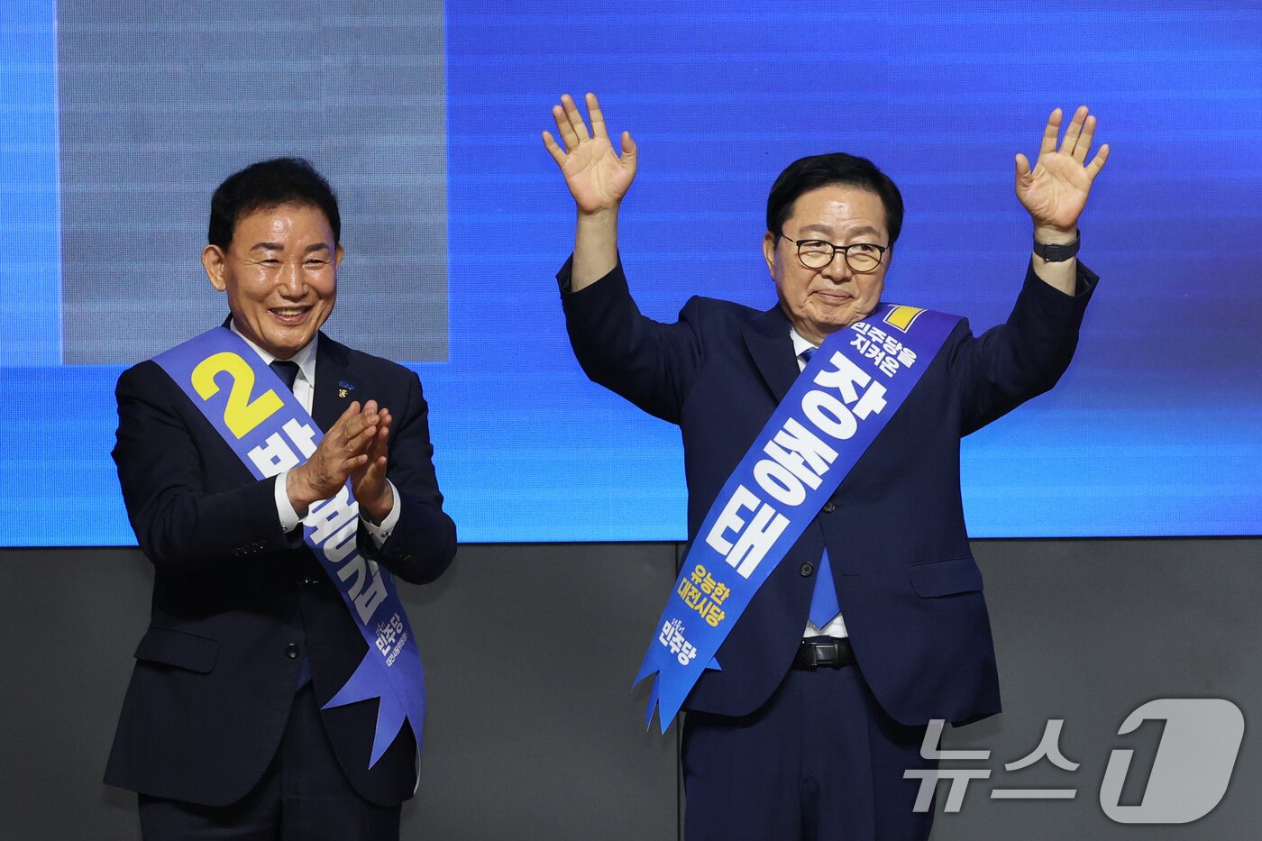 본문 이미지 - 1일 대전 유성구 대전컨벤션센터에서 열린 더불어민주당 대전시당 정기당원대회에서 시당위원장으로 선출된 장종태 신임 시당위원장이 환호하고 있다. ⓒ 뉴스1 김기태 기자