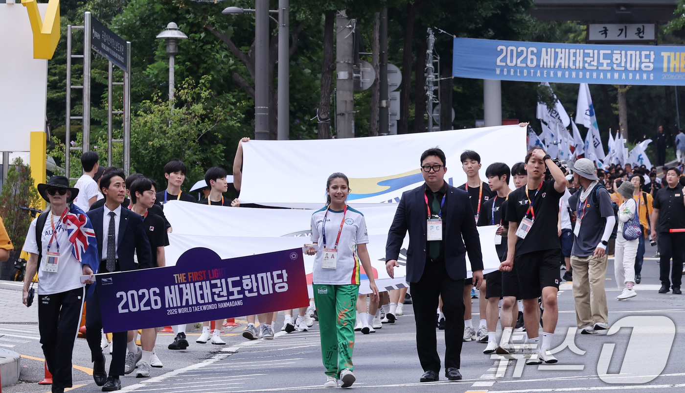 (서울=뉴스1) 박지혜 기자 = 1일 서울 강남구 국기원 일주문 앞에서 열린 ‘2026 세계태권도한마당’ 도심 카니발 퍼레이드에서 참가자들이 행진하고 있다.오는 5일까지 닷새간 열 …