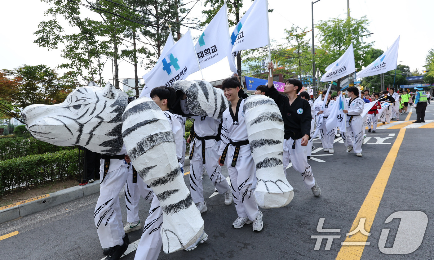 (서울=뉴스1) 박지혜 기자 = 1일 서울 강남구 국기원 일주문 앞에서 열린 ‘2026 세계태권도한마당’ 도심 카니발 퍼레이드에서 참가자들이 행진하고 있다.오는 5일까지 닷새간 열 …
