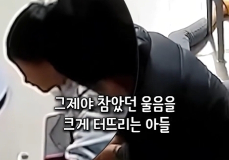 쓰러진 엄마 곁 끝까지 지킨 5살 아들…약자만 괴롭힌 일본 '발 걸기 빌런'[주간HIT영상]