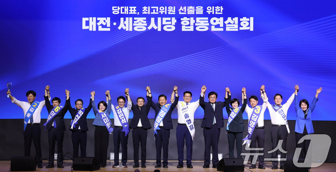 (대전=뉴스1) 신웅수 기자 = 한병도 더불어민주당 당대표 직무대행 겸 원내대표가 1일 대전 유성구 대전컨벤션센터에서 열린 당대표·최고위원 합동연설회에서 후보들과 기념 촬영을 하고 …