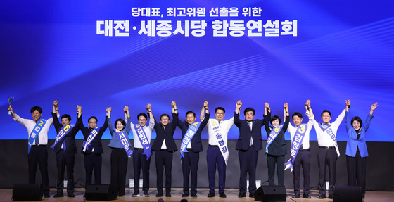 손잡고 인사하는 민주당 당대표·최고위원 후보