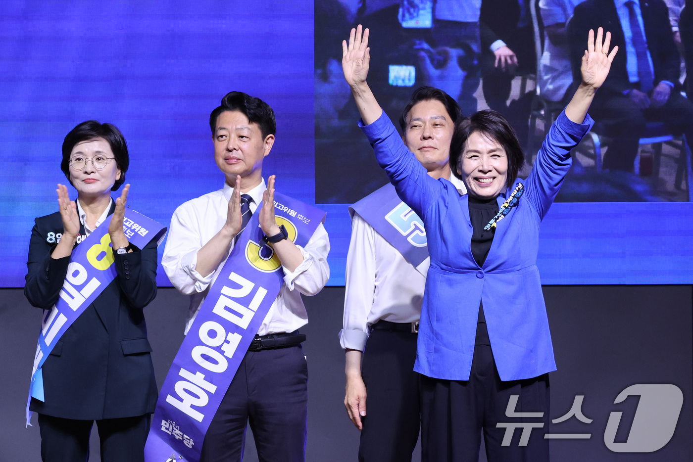(대전=뉴스1) 신웅수 기자 = 최민희 더불어민주당 최고위원 후보가 1일 대전 유성구 대전컨벤션센터에서 열린 당대표·최고위원 합동연설회에서 당원들에게 인사하고 있다. 2026.8. …