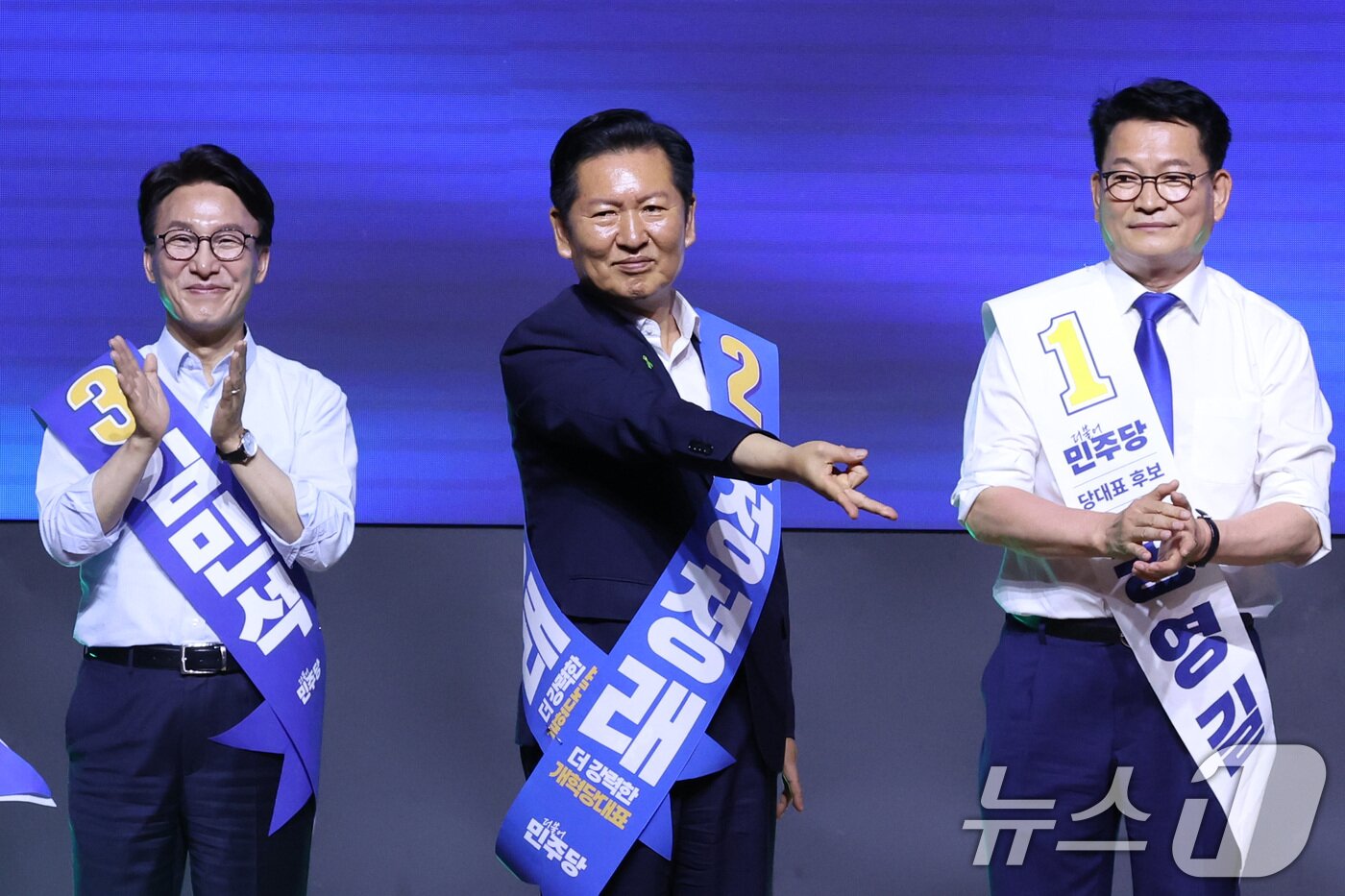 본문 이미지 - 더불어민주당 당권 주자인 정청래 의원이 1일 대전 유성구 대전컨벤션센터에서 열린 당대표·최고위원 합동연설회에서 당원들에게 인사하고 있다. 2026.8.1 ⓒ 뉴스1 신웅수 기자