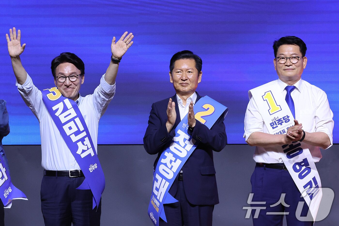 본문 이미지 - 더불어민주당 당권 주자인 김민석 의원이 1일 대전 유성구 대전컨벤션센터에서 열린 당대표·최고위원 합동연설회에서 당원들에게 인사하고 있다. 2026.8.1 ⓒ 뉴스1 신웅수 기자