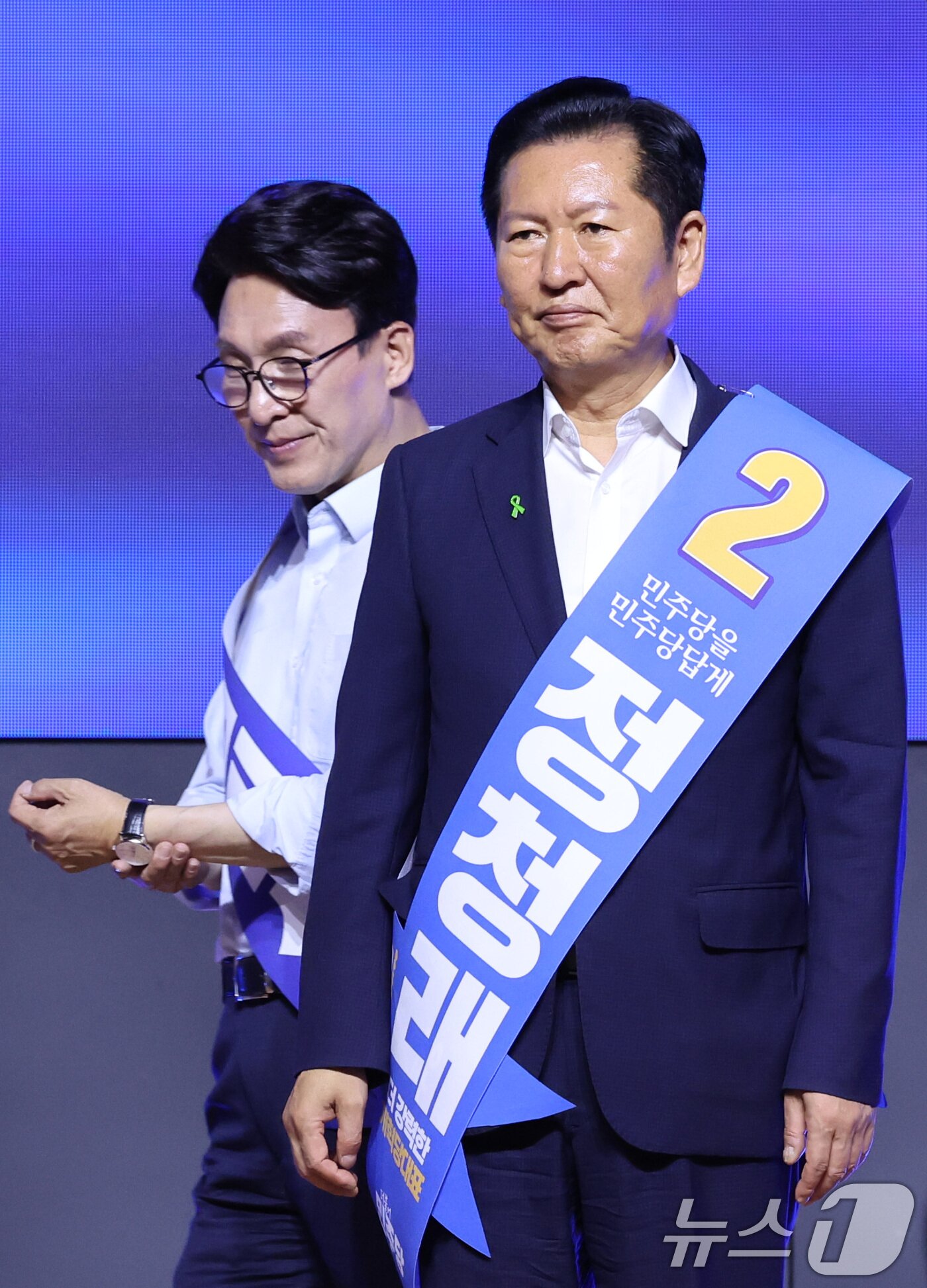 본문 이미지 - 더불어민주당 당권 주자인 김민석(왼쪽), 정청래 의원이 1일 대전 유성구 대전컨벤션센터에서 열린 당대표·최고위원 합동연설회에 참석하고 있다. 2026.8.1 ⓒ 뉴스1 신웅수 기자