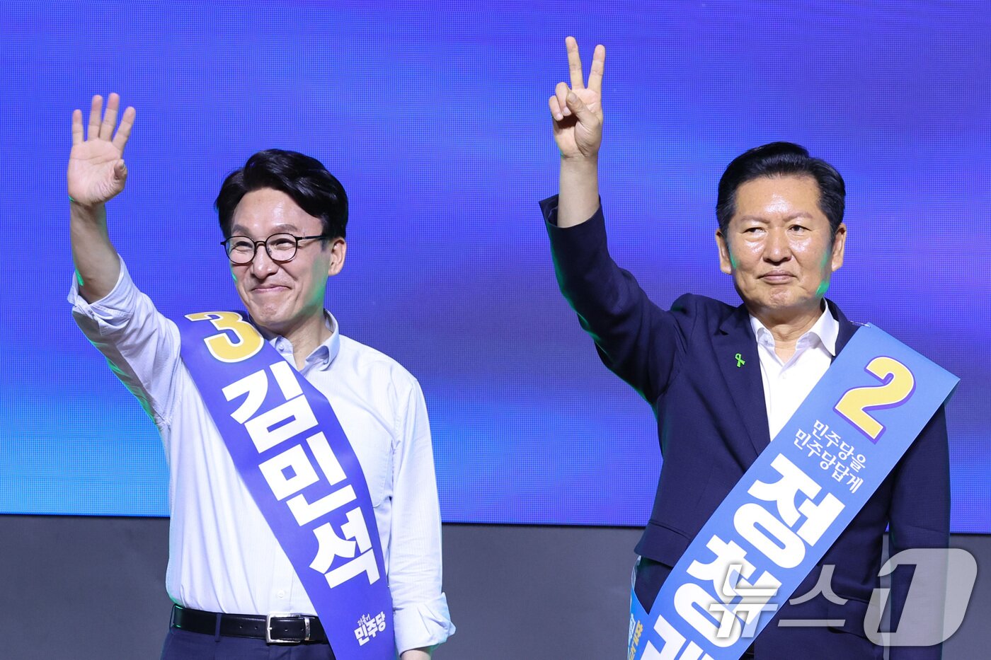 본문 이미지 - 더불어민주당 당권 주자인 김민석(왼쪽), 정청래 의원이 1일 대전 유성구 대전컨벤션센터에서 열린 당대표·최고위원 합동연설회에서 당원들에게 인사하고 있다. 2026.8.1 ⓒ 뉴스1 신웅수 기자