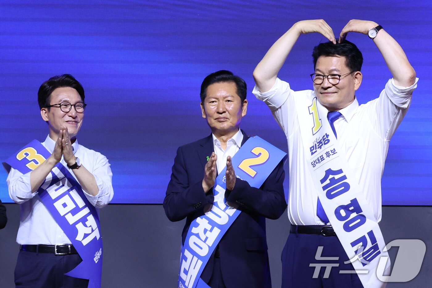 본문 이미지 - 더불어민주당 당권 주자인 송영길 의원이 1일 대전 유성구 대전컨벤션센터에서 열린 당대표·최고위원 합동연설회에서 당원들에게 인사하고 있다. 2026.8.1 ⓒ 뉴스1 신웅수 기자