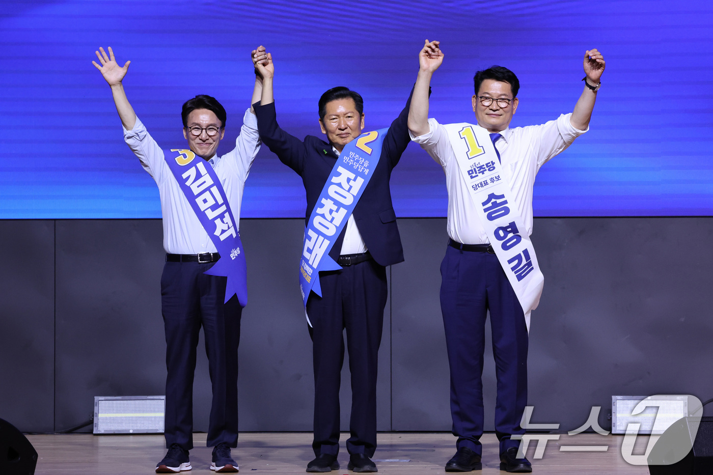 (대전=뉴스1) 신웅수 기자 = 더불어민주당 당권 주자인 김민석(왼쪽부터), 정청래, 송영길 의원이 1일 대전 유성구 대전컨벤션센터에서 열린 당대표·최고위원 합동연설회에서 손을 맞 …