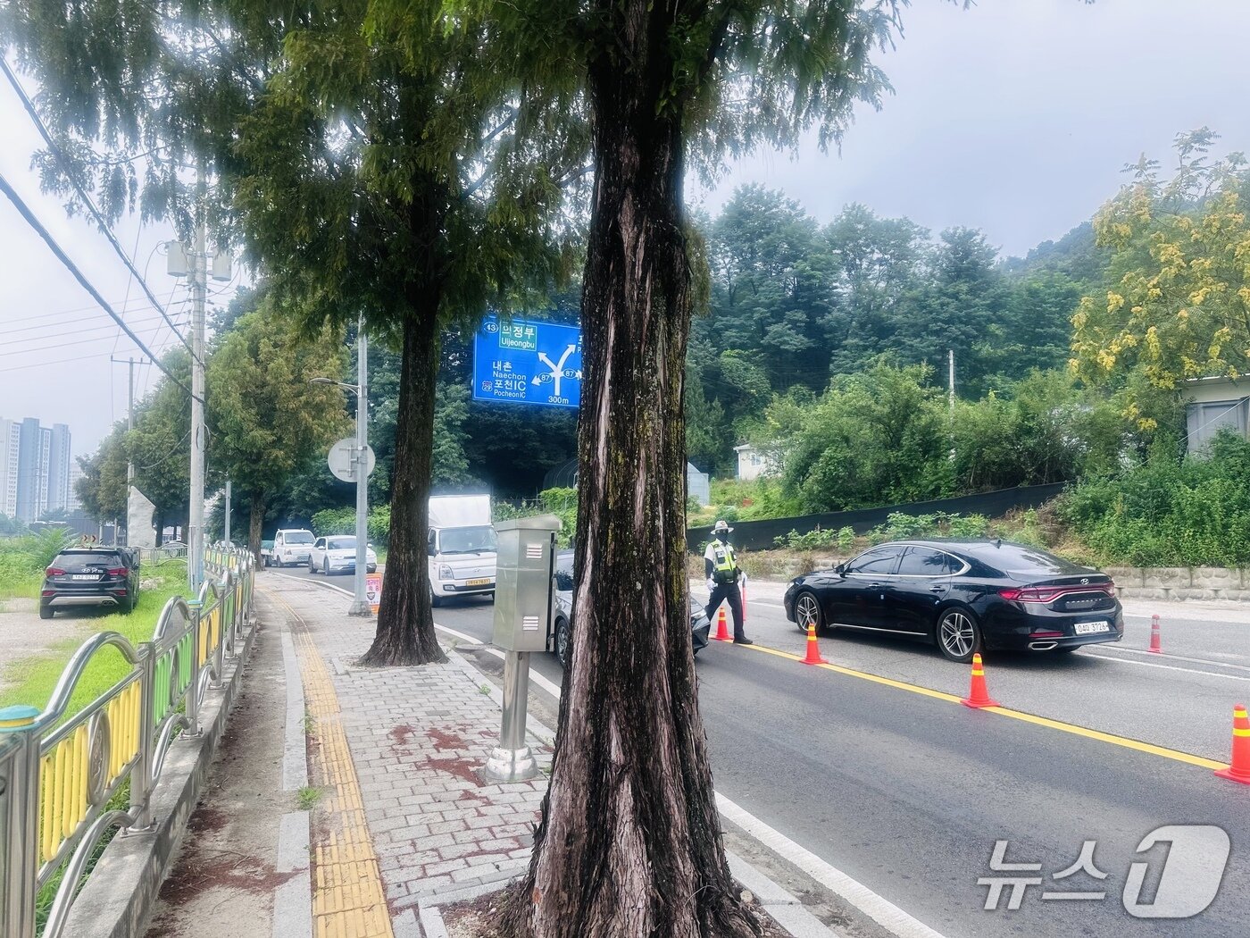 본문 이미지 - 1일 오전 11시께 경기 포천시 군내면 일대에서 숙취 운전 단속을 진행하는 포천경찰서 경찰관들. 2026.08.01 ⓒNews1. 이상휼 기자