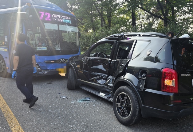 인천 경서동 도로서 시내버스·SUV 충돌…6명 부상