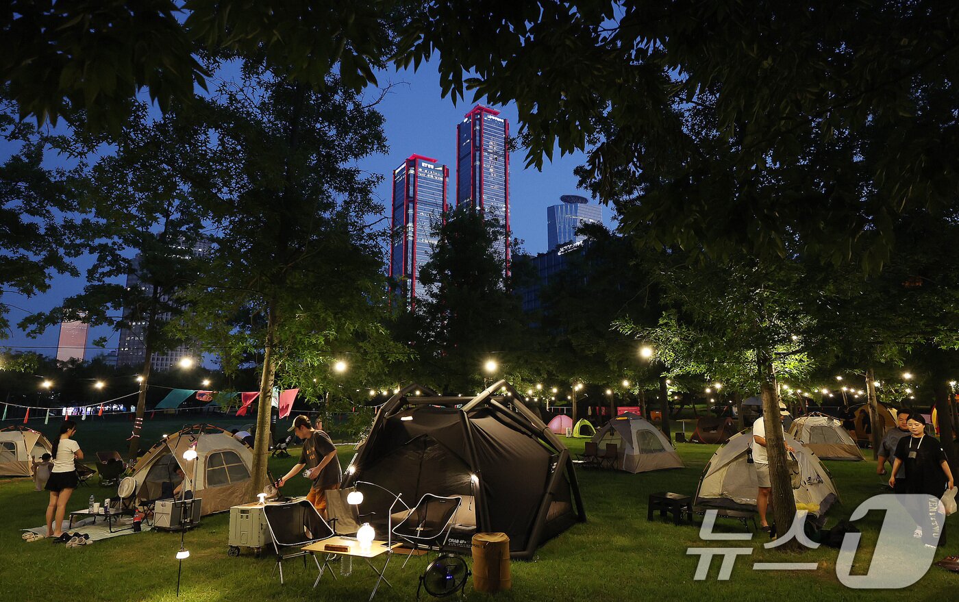 본문 이미지 -  서울 여의도한강공원에서 시민들이 '한강 밤핑(Night+Camping)'을 즐기고 있다. 2026.8.1 ⓒ 뉴스1 박지혜 기자