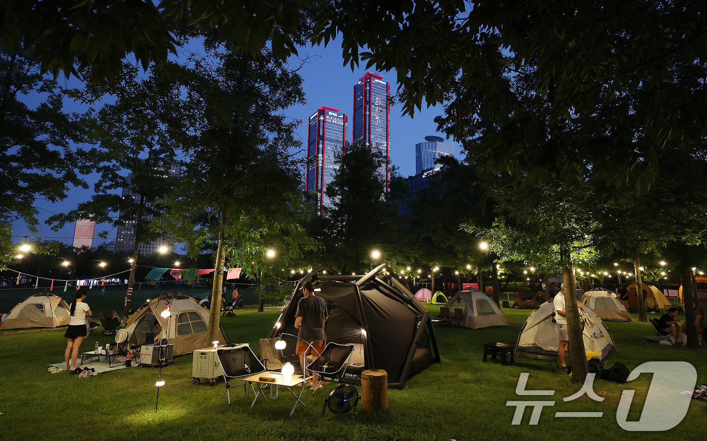 (서울=뉴스1) 박지혜 기자 = 1일 오후 서울 여의도한강공원에서 시민들이 '한강 밤핑(Night+Camping)'을 즐기고 있다.한강 밤핑은 시민들이 한강 야경을 바라보며 하룻밤 …