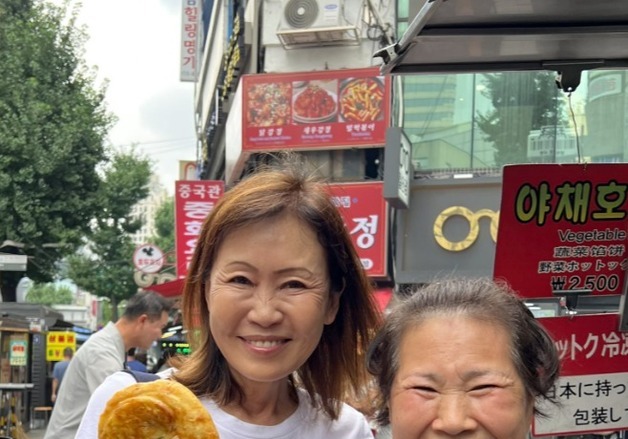 호떡 들고 상인과 '찰칵'…스틸 美대사, 입국 후 첫 공개 행보